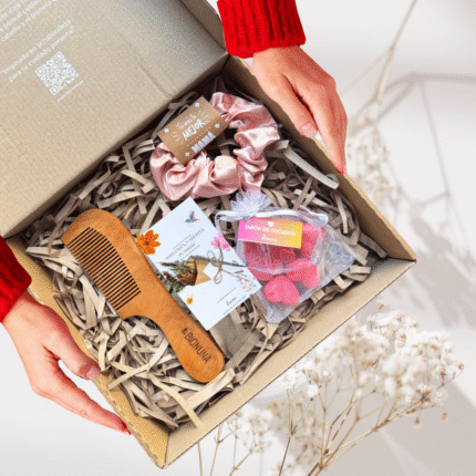 Peine de madera mediano , Jabones de tocador y Scrunchie de seda Regalo